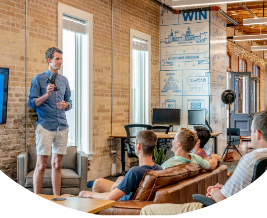 公演中の男性とそれを聞く人々